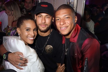 Kylian Mbappe tiệc tùng tưng bừng bên chân dài nóng bỏng