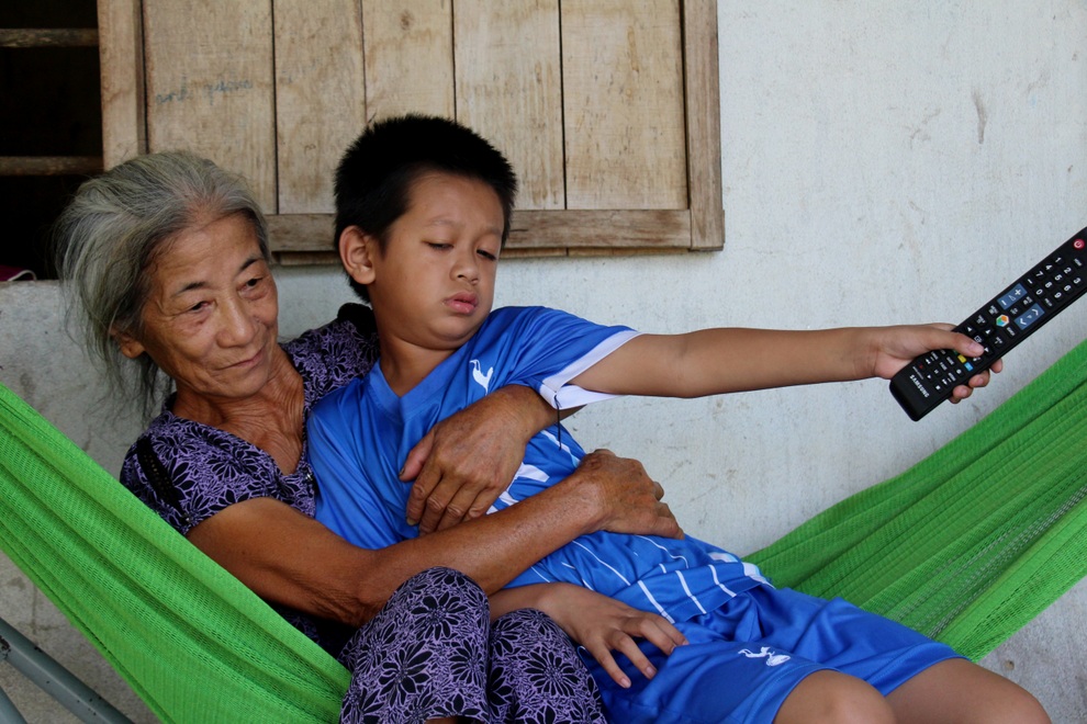 Cuộc sống cơ cực không ngờ của người đàn ông cưu mang vợ chồng tàn tật - 3 Cuộc sống cơ cực không ngờ của người đàn ông cưu mang vợ chồng tàn tật - 3