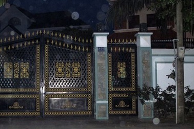 Trộm vào nhà, quan chức lộ ra vàng khối, tiền tỷ