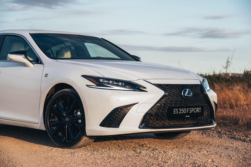 Lexus ES - Sự sang trọng thầm lặng được người thành công kiếm tìm - 2 Lexus ES - Sự sang trọng thầm lặng được người thành công kiếm tìm - 2