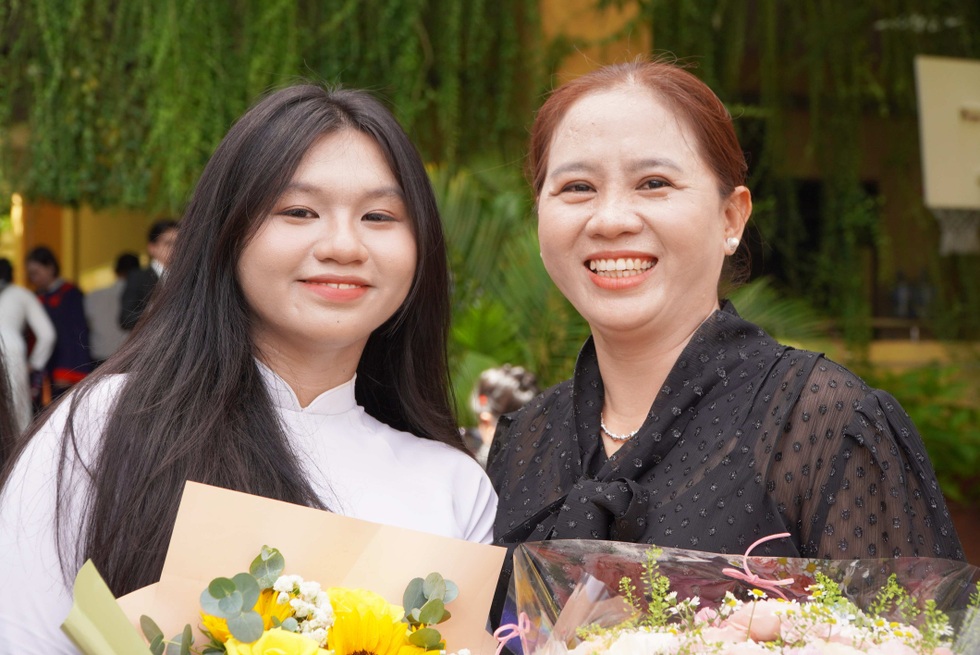 Nữ sinh lớp 12 bật khóc trong lễ tri ân: Em không muốn đơn độc nữa... - 18 Nữ sinh lớp 12 bật khóc trong lễ tri ân: Em không muốn đơn độc nữa... - 18
