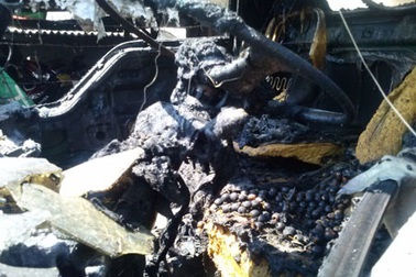 Xe đang đậu bỗng dưng... bốc cháy