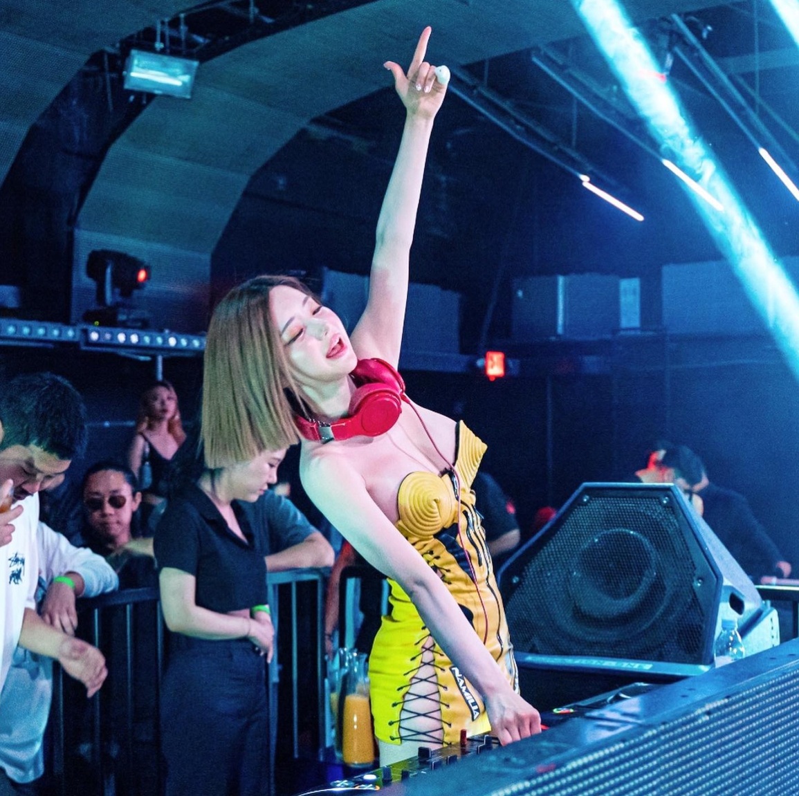 Dư luận phương Tây nói gì về nữ DJ bị đuổi khỏi máy bay vì... chiếc quần? - 5 Dư luận phương Tây nói gì về nữ DJ bị đuổi khỏi máy bay vì... chiếc quần? - 5