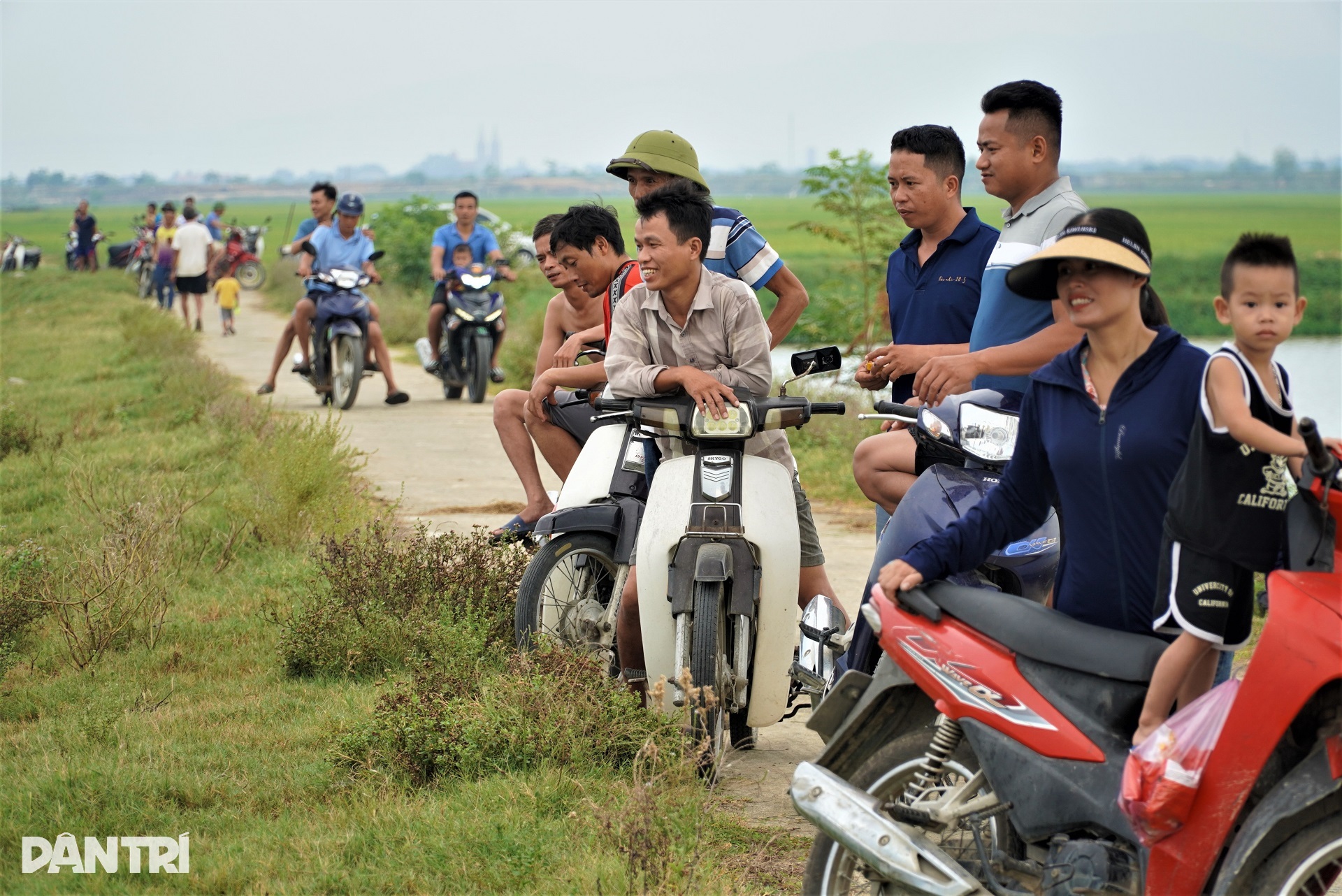 ពលរដ្ឋសម្រុកទិញសំបុត្រចូលរួមប្រកួតចាប់ត្រីម្ចាស់បឹងបានជិតដប់លានដុង - 8 Dân phố lũ lượt mua vé thi nhau nơm cá, chủ hồ thu gần chục triệu đồng - 8