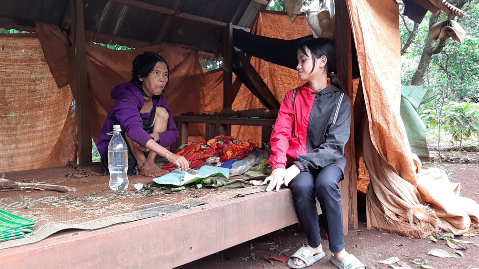 Xót xa hoàn cảnh cô học trò hiếu học chỉ dám đứng từ xa nhìn mẹ rồi khóc - 2 Xót xa hoàn cảnh cô học trò hiếu học chỉ dám đứng từ xa nhìn mẹ rồi khóc - 2