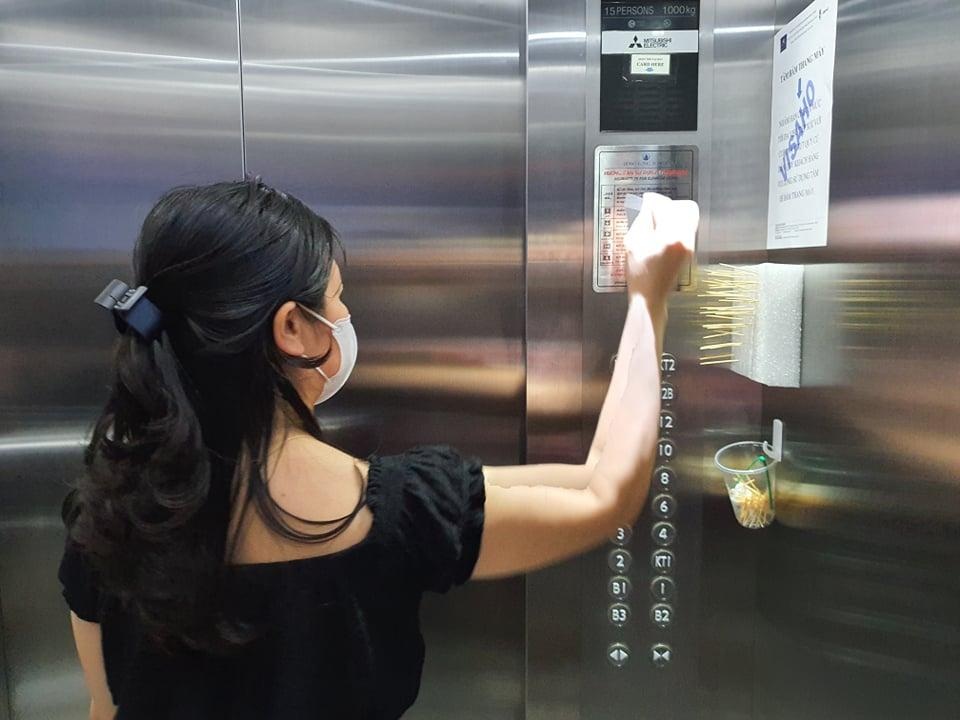 Dân Hà Nội nghĩ ra muôn kiểu bấm thang máy “độc, lạ” mùa dịch Covid-19 - 9 Dân Hà Nội nghĩ ra muôn kiểu bấm thang máy “độc, lạ” mùa dịch Covid-19 - 9
