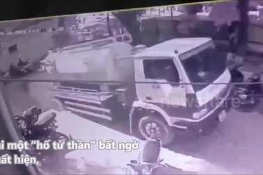 Khoảnh khắc "hố tử thần" bất ngờ xuất hiện, nuốt chửng xe bồn