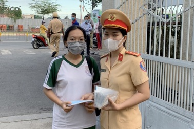 CSGT phát khẩu trang miễn phí cho thí sinh đi thi