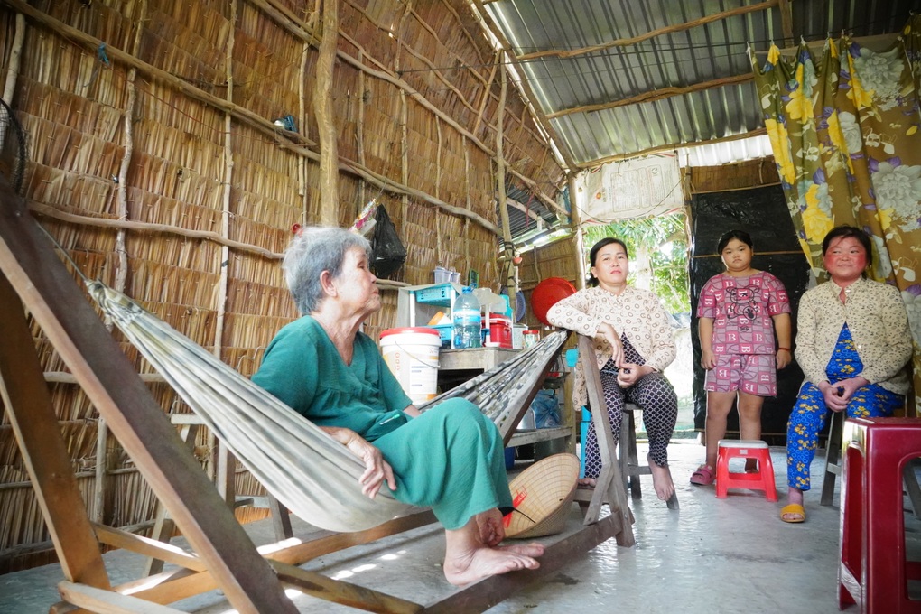 Người mẹ mắc bệnh không dám ra đường, nuôi con trong căn nhà nát - 2 Người mẹ mắc bệnh không dám ra đường, nuôi con trong căn nhà nát - 2