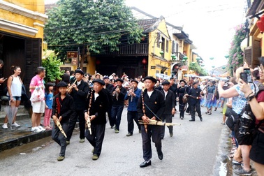 Màn trình diễn nhạc cụ dân tộc ấn tượng trên đường phố Hội An