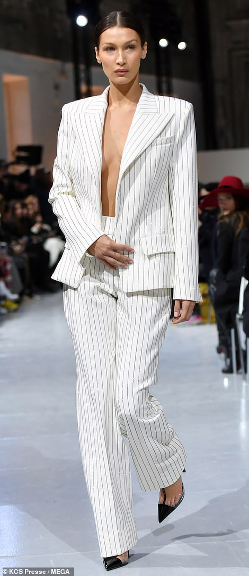 Bella Hadid táo bạo diện áo không nội y - 4 Bella Hadid táo bạo diện áo không nội y - 4