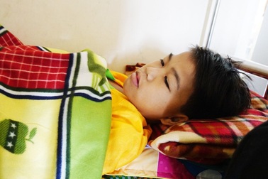 Mẹ bỏ đi biệt tích, cậu bé mồ côi cha chống chọi với bệnh viêm cầu thận cấp