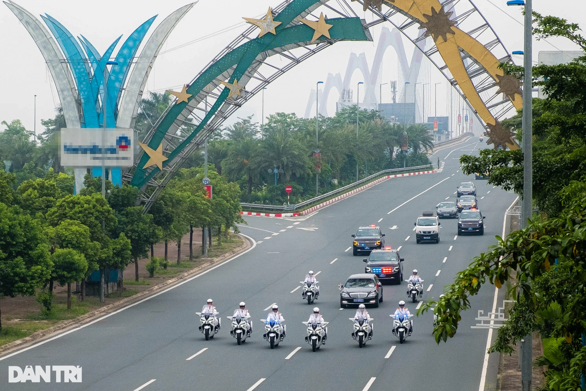 Dàn xe đặc chủng hộ tống Tổng thống Hàn Quốc trên đường phố Hà Nội - 1