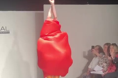Bóng bay “bị châm kim” biến thành... trang phục