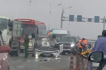 Ô tô "phơi bụng" sau khi tông dải phân cách cầu Vĩnh Tuy