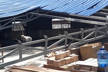 Nhà xưởng hơn 1.000 m2 bị mưa giông đánh sập