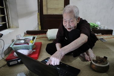 Gặp cụ bà 97 tuổi “siêu” công nghệ "gây sốt" trên báo Tây