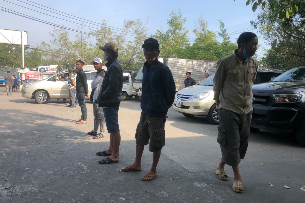 Xếp hàng 10 tiếng mới đi đến cổng trung tâm đăng kiểm - 3 Xếp hàng 10 tiếng mới đi đến cổng trung tâm đăng kiểm - 3