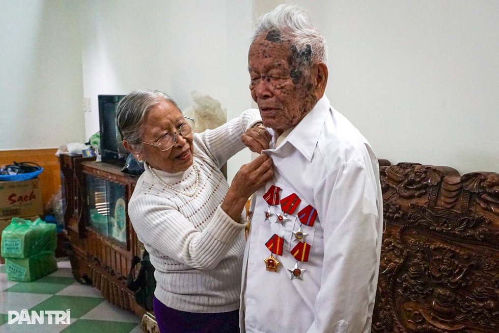 Chuyện tình cựu thuyền phó tàu không số, nên duyên từ chiếc kẹp tóc - 4 Chuyện tình cựu thuyền phó tàu không số, nên duyên từ chiếc kẹp tóc - 4