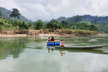 Chòng chành vượt sông dữ tìm con chữ
