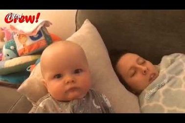 Em bé tròn mắt kinh ngạc khi nghe mẹ ngủ ngáy