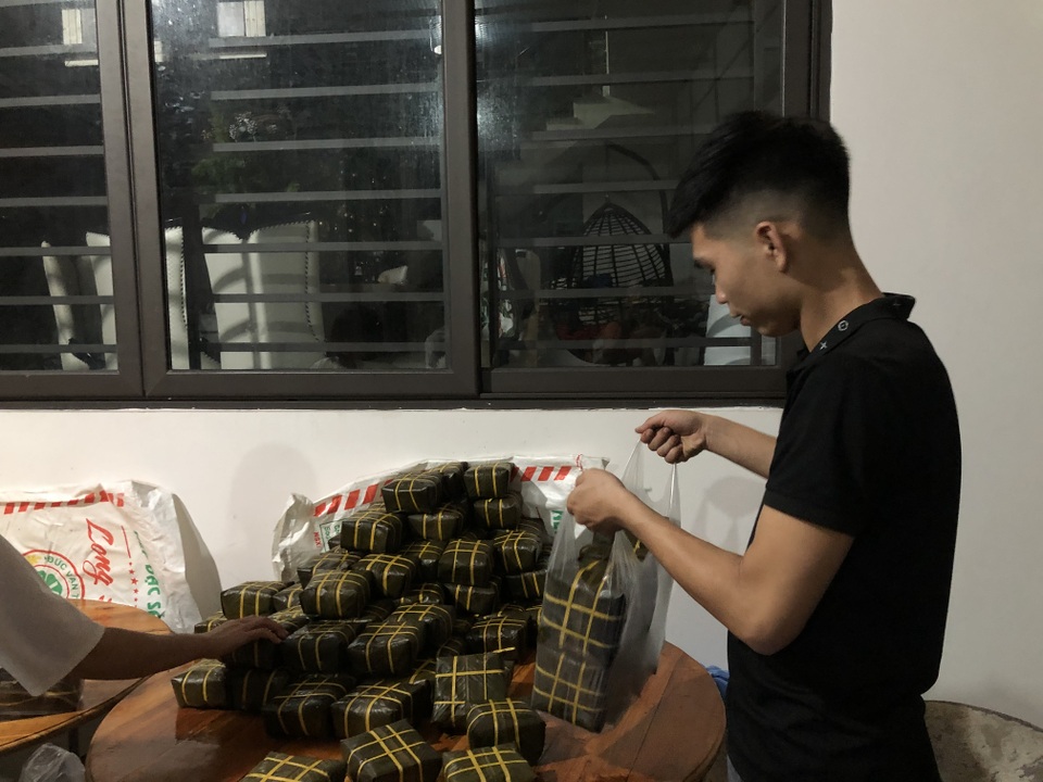 Thâu đêm nấu bánh chưng phục vụ ngày cúng ông Táo - 10 Thâu đêm nấu bánh chưng phục vụ ngày cúng ông Táo - 10