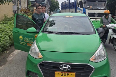 Rapper Bình "Gold" cướp taxi bằng... ngón tay?