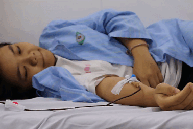 Mẹ nghèo lặng người khi được hỏi: "Sao con lại bị ung thư?"