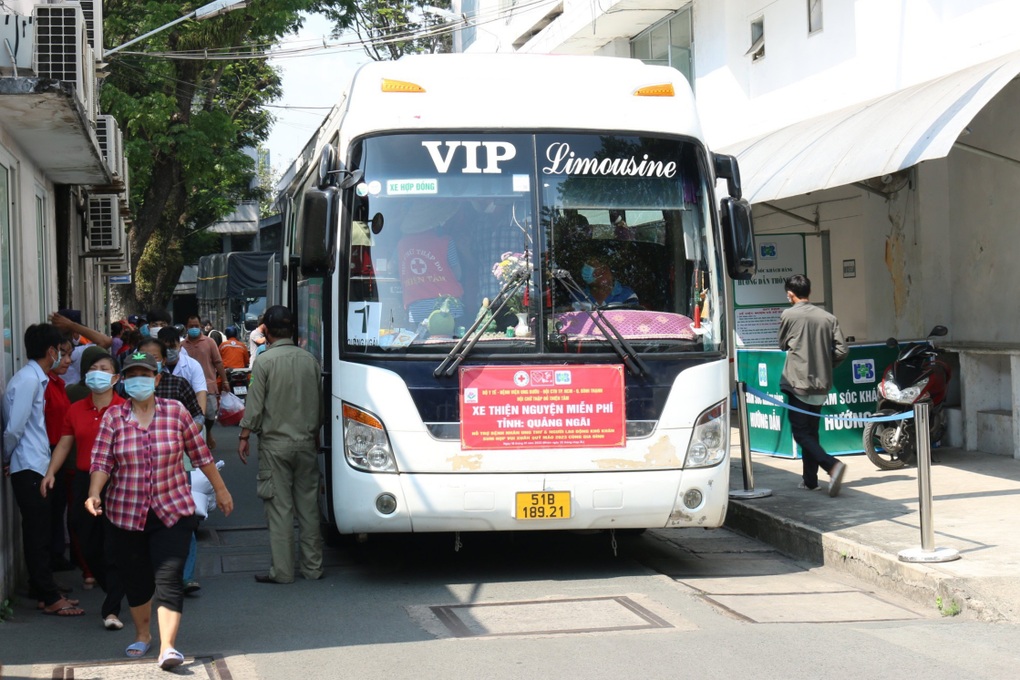 Ngày về nhà của mẹ con cháu bé ung thư máu trên chuyến xe quên nỗi đau - 5 Ngày về nhà của mẹ con cháu bé ung thư máu trên chuyến xe quên nỗi đau - 5