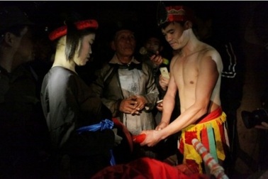 Giải mã “tục hèm” trai gái được ở cạnh nhau trong đêm hội