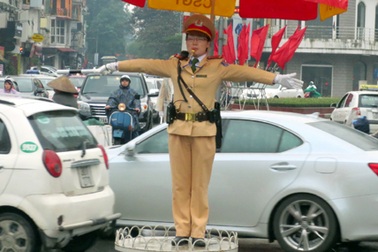 Hà Nội tăng cường nữ CSGT tại 5 “điểm nóng” giao thông