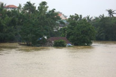 Miền Trung hứng chịu hậu quả nặng nề do mưa lũ