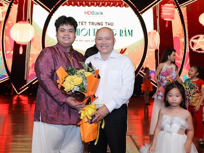 Tổng Đạo diễn Nguyễn Như Khôi nhận hoa cảm ơn của Đại biểu.