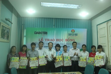 Đạm Cà Mau trao 100 triệu đồng học bổng đến 10 sinh viên thủ khoa nghèo khu vực phía Bắc