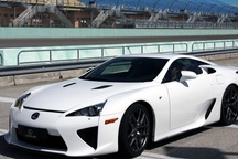 Lexus tạm gác giấc mơ siêu xe