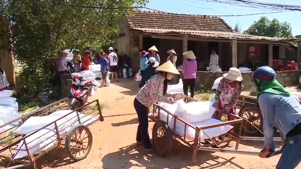 Quảng Bình phân bổ hơn 800 tấn gạo cho người dân ăn Tết - 2 Quảng Bình phân bổ hơn 800 tấn gạo cho người dân ăn Tết - 2