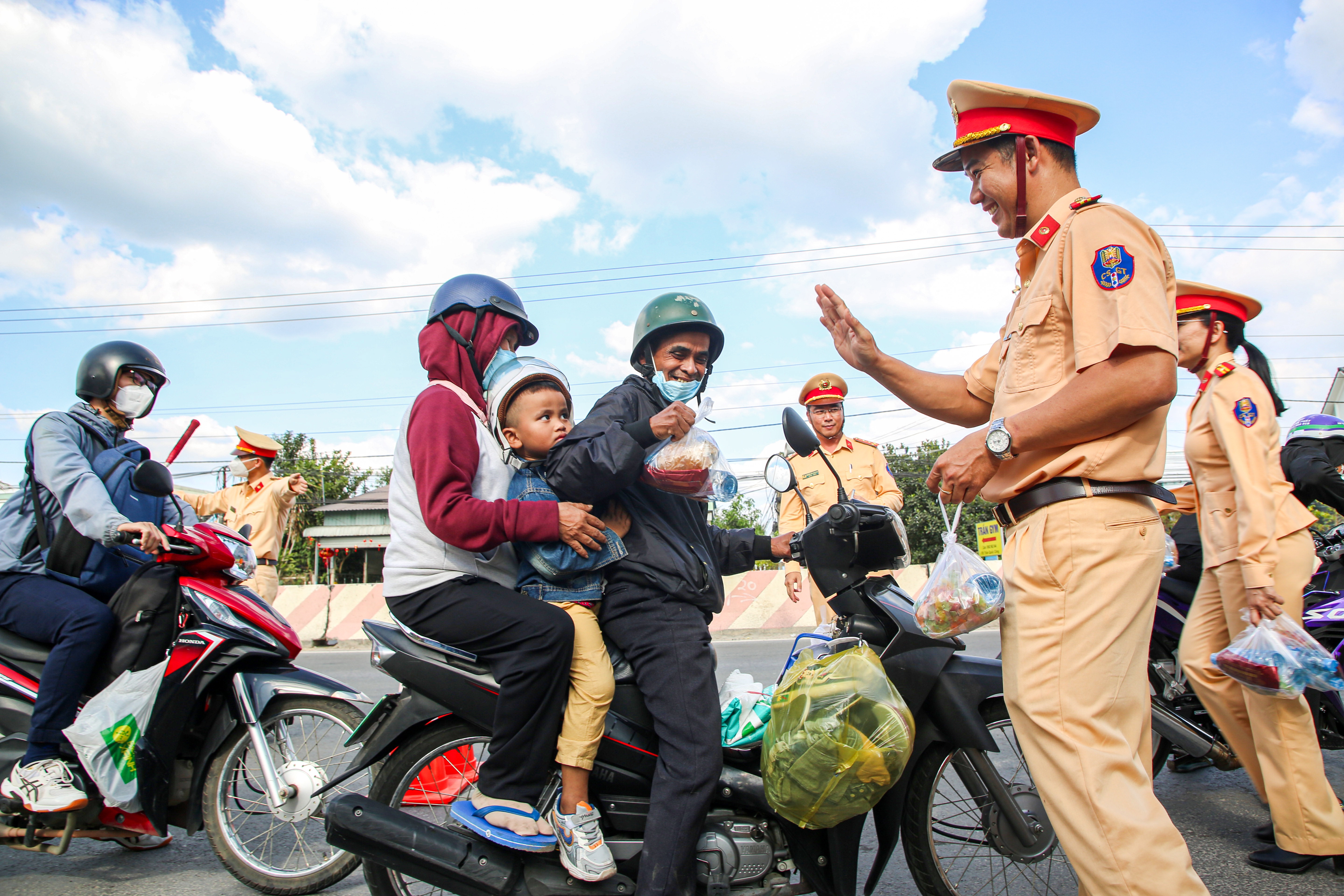 Ấm lòng du khách phương xa