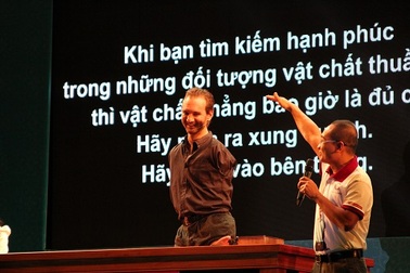 Diễn giả không tay chân Nick Vujicic phê phán nạn “bạo lực học đường”
