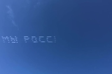 Phi đội Nga viết thông điệp kêu gọi đoàn kết trên bầu trời