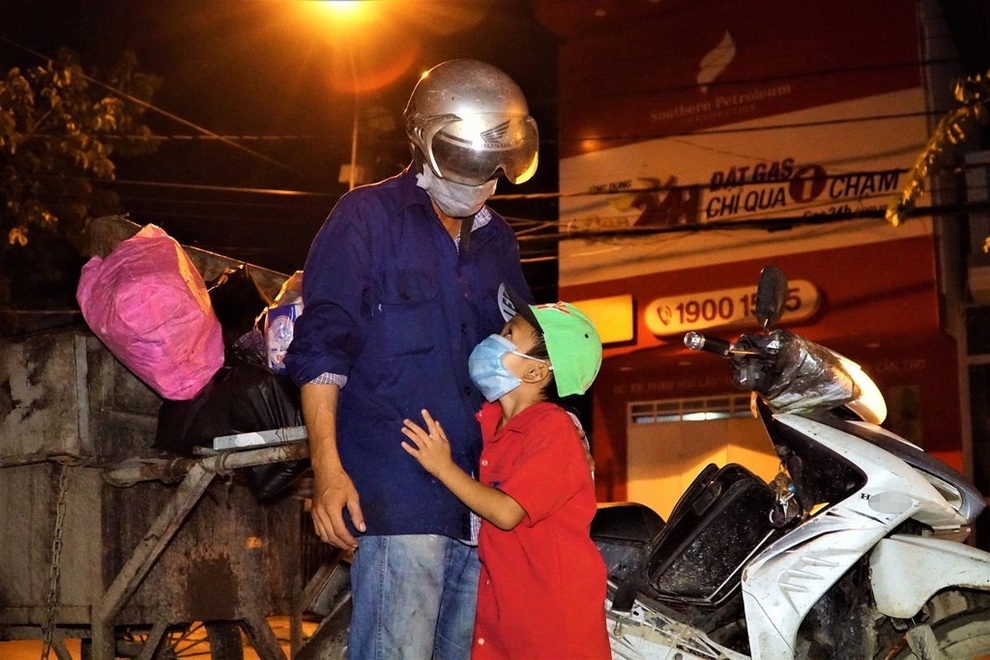Chuyện chưa kể về cậu bé 8 tuổi dắt em đi bộ giữa đêm lên Cần Thơ tìm cha - 3 Chuyện chưa kể về cậu bé 8 tuổi dắt em đi bộ giữa đêm lên Cần Thơ tìm cha - 3
