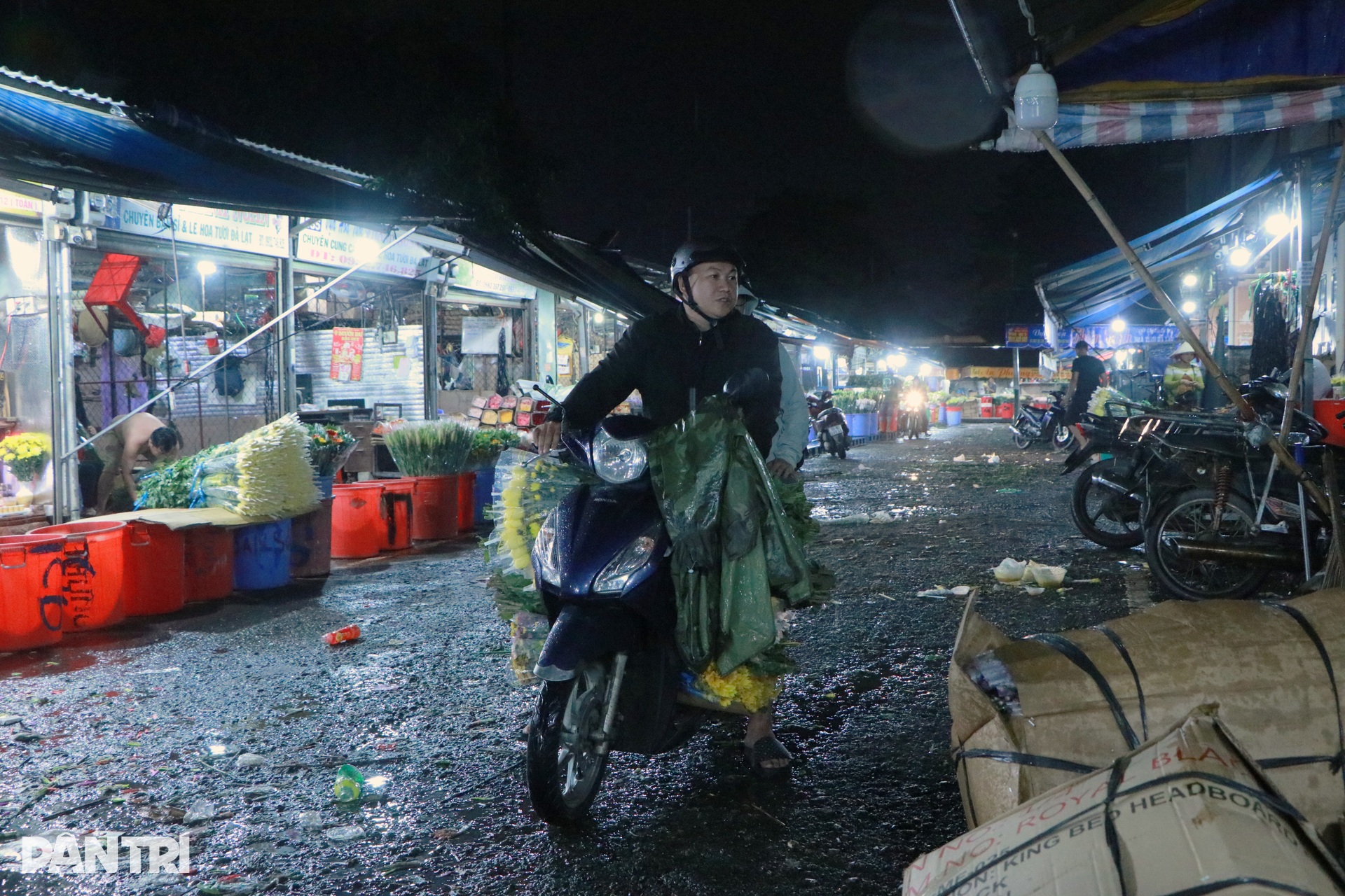 Tiểu thương chợ nông sản lớn nhất TPHCM oằn mình chống chọi triều cường - 5 Tiểu thương chợ nông sản lớn nhất TPHCM oằn mình chống chọi triều cường - 5