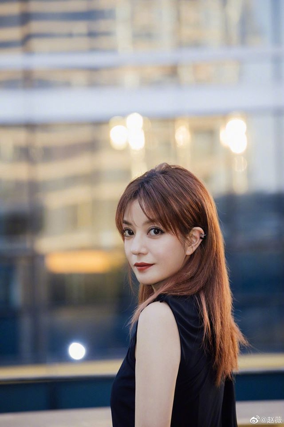 Triệu Vy mệt mỏi, né tránh phóng viên sau khi lộ ảnh hò hẹn phi công trẻ - 2 Triệu Vy mệt mỏi, né tránh phóng viên sau khi lộ ảnh hò hẹn phi công trẻ - 2