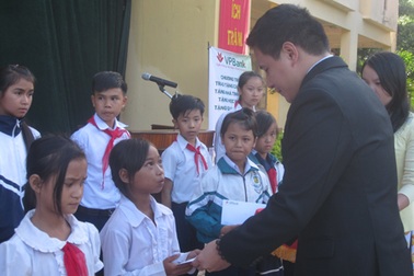 VPBank trao tặng gần 800 triệu đồng giúp người nghèo tại Gia Lai