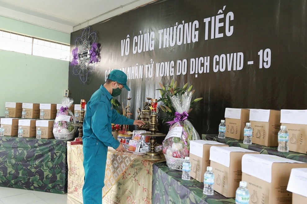 Tưởng niệm nạn nhân Covid-19: Vạn nỗi đau được xoa dịu từ tình người - 11 Tưởng niệm nạn nhân Covid-19: Vạn nỗi đau được xoa dịu từ tình người - 11