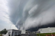 Mây cuộn trào khổng lồ xuất hiện ở Bình Dương