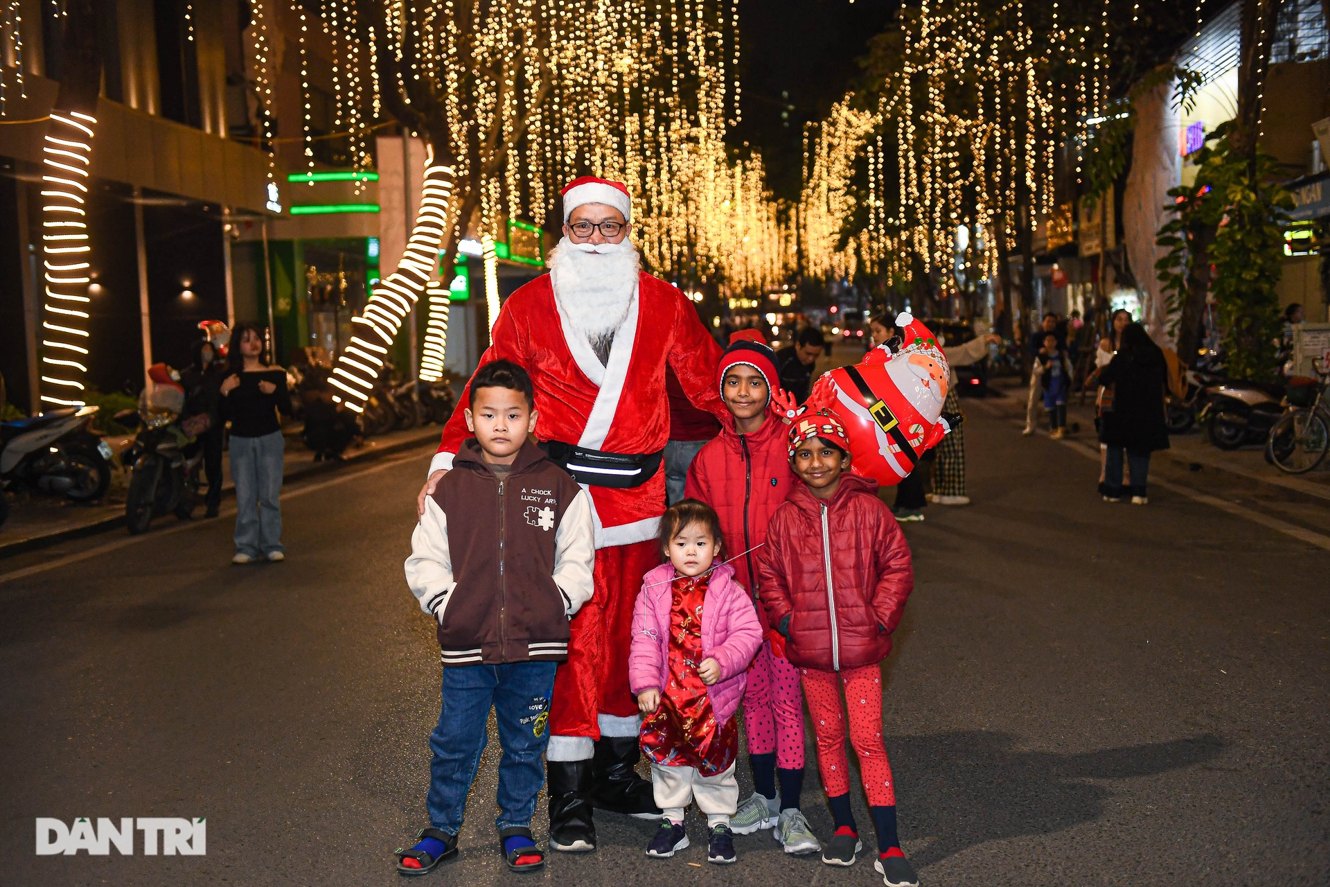 Western tourists enjoy celebrating Christmas in Hanoi: There are Santa Clauses everywhere - 6
