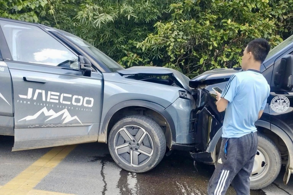 Ôm cua lấn làn, ô tô móp đầu sau khi lao thẳng vào xe ngược chiều - 1 Ôm cua lấn làn, ô tô móp đầu sau khi lao thẳng vào xe ngược chiều - 1