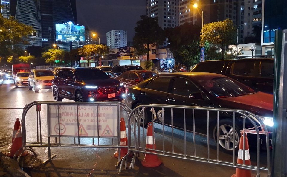 Hà Nội: Bị rào chắn làm hầm chui, đường Lê Văn Lương tắc nghiêm trọng - 3 Hà Nội: Bị rào chắn làm hầm chui, đường Lê Văn Lương tắc nghiêm trọng - 3