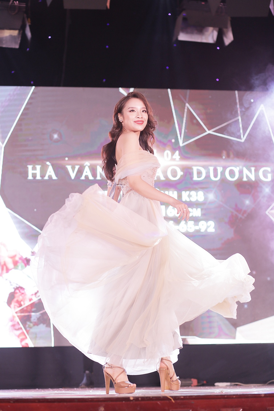 Nữ sinh năm thứ nhất đăng quang Hoa khôi Báo chí 2020 - 6 Nữ sinh năm thứ nhất đăng quang Hoa khôi Báo chí 2020 - 6
