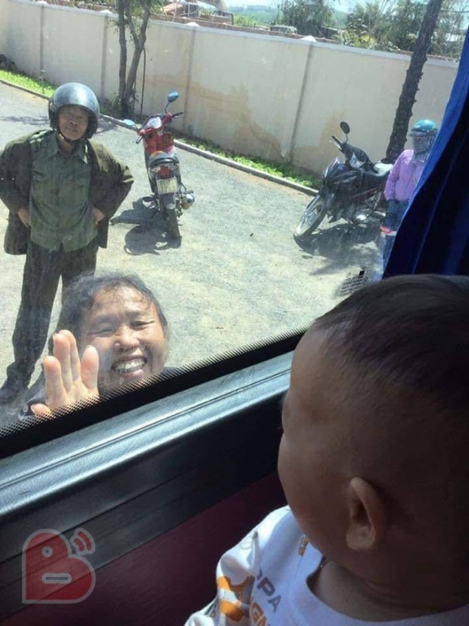 Cảnh ông bà ngước lên ô tô, vẫy tay tiễn cháu và con gái lên thành phố gây xúc động - Ảnh 2. Cảnh ông bà ngước lên ô tô, vẫy tay tiễn cháu và con gái lên thành phố gây xúc động - Ảnh 2.
